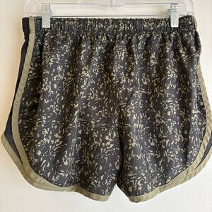 Nike Dri-Fit Tempo Running Shorts Women’s Medium Black Olive Print (Runs Small)
